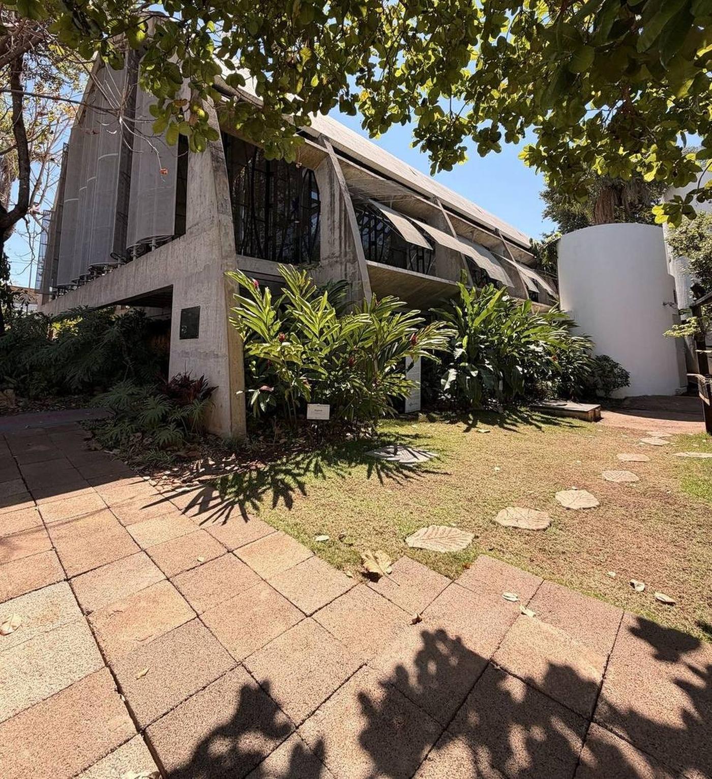 Fachada do Centro Sebrae de Sustentabilidade vista sob as árvores