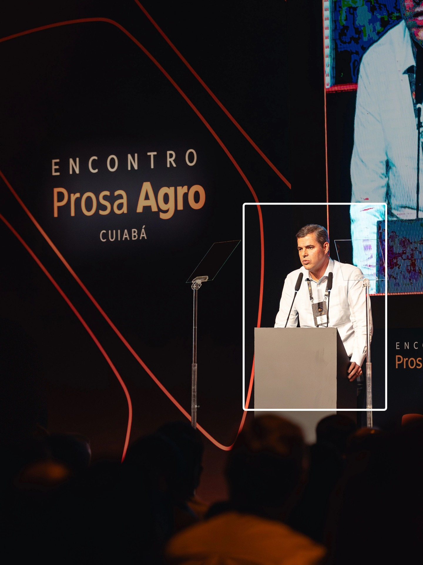 Palestrante no púlpito diante do painel do Encontro Prosa Agro